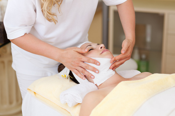 therapist applying lotion on females face - Φωτογραφία, εικόνα