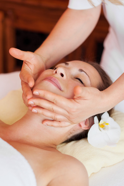 Jovem bela mulher recebendo uma massagem facial
 - Foto, Imagem