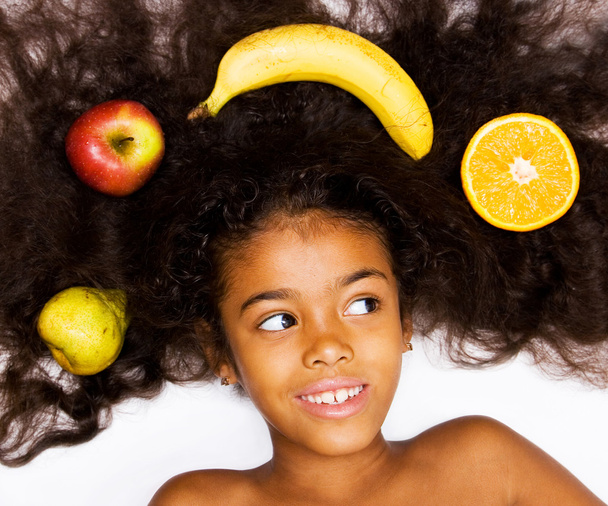 mooi gemengd ras meisje met vruchten - Foto, afbeelding