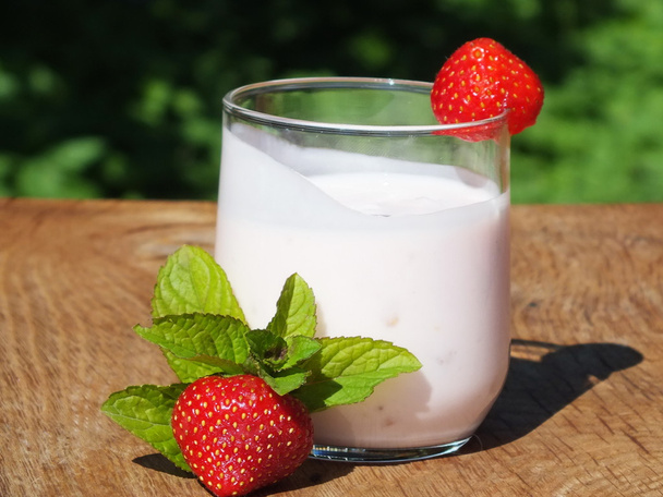 Йогурт з фруктами на дошці
 - Фото, зображення