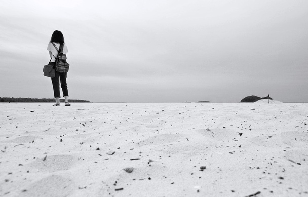 Donna sola sulla spiaggia, calda vista sugli occhi
 - Foto, immagini