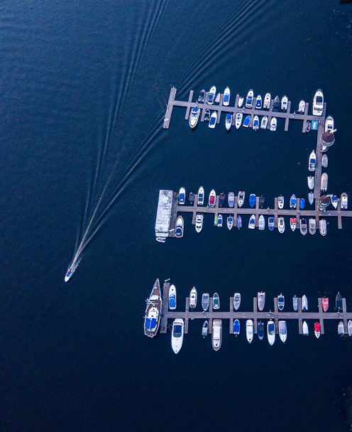 Deatil Pier mit Booten und Yachten in Marina - Foto, Bild