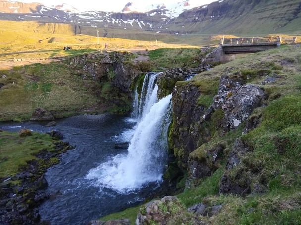 Petite cascade près de la montagne la plus célèbre au monde Kirkjufell
 - Photo, image