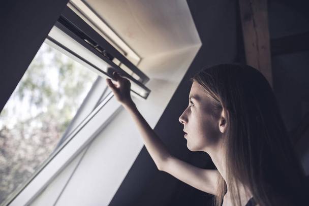 adolescent fille ouvrir une fenêtre
 - Photo, image