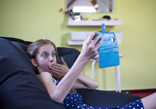 Angst vor jungen Mädchen mit Smartphone  - Foto, Bild