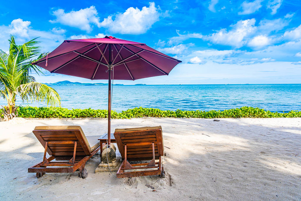 Boş sandalye güverte ve plaj deniz Okyanusu güzel manzara - Fotoğraf, Görsel