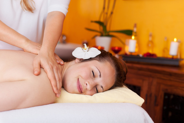 Mulher fazendo uma massagem relaxante
 - Foto, Imagem
