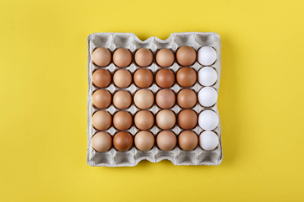 chicken eggs in a cardboard tray - Foto, immagini