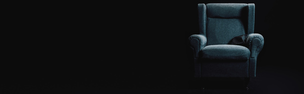 plan panoramique de fauteuil gris isolé sur noir avec espace de copie
 - Photo, image