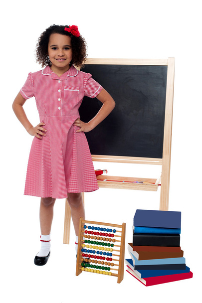 Petite fille souriante en uniforme scolaire
 - Photo, image