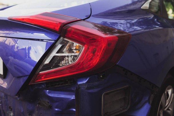 Achterkant van een blauwe moderne auto na een crash ongeval. Voertuig zonder bumper. Reparaties nodig. Close-up. - Foto, afbeelding