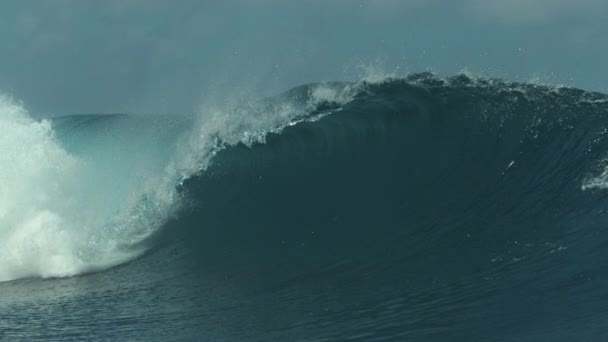 SLOW MIIION CLOSE UP: Мощные скользящие бочковые волны пролетают мимо популярного места для серфинга в потрясающем Teahupoo, Фелисити. Удивительный вид на трубчатую волну, несущуюся от Тихого океана к отдаленному экзотическому острову
 - Кадры, видео