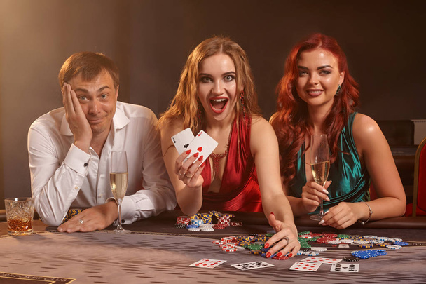 Bir grup zengin genç kumarhanede poker oynuyor.. - Fotoğraf, Görsel