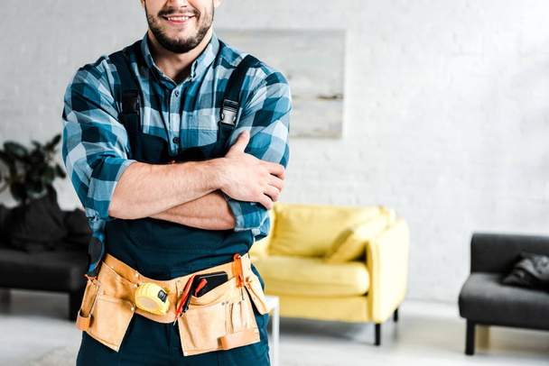 cropped view of happy worker standing with crossed arms  - Foto, Imagem