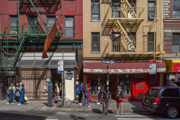 Fußgänger gehen in New York durch die Straßen - Foto, Bild