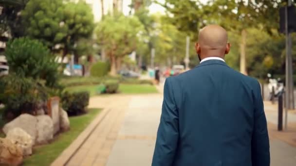 Uomo d'affari indiano con abito blu che cammina con borsa da viaggio o valigia
 - Filmati, video