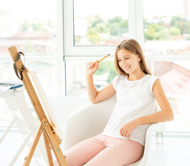 Teen girl is drawing graphic with pencil - Photo, image