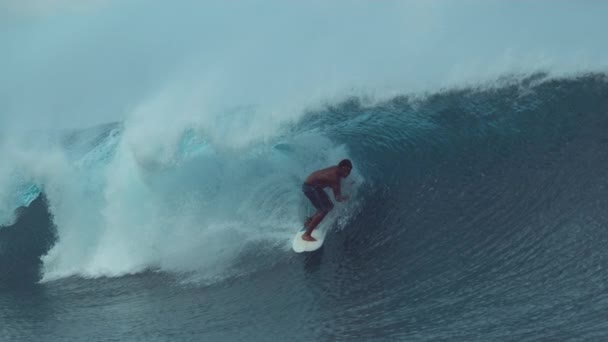 "Slow Motion, Close Up: Young pro surfer") - велика хвиля бочок у популярному місці для серфінгу на Таїті. Приголомшливий вид на екстремального десантника, що їде на епічних хвилях під палючим літнім сонцем Французької Полінезії.. - Кадри, відео