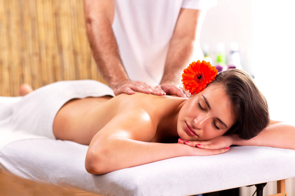Beautiful woman having a beauty relaxation massage - Foto, immagini
