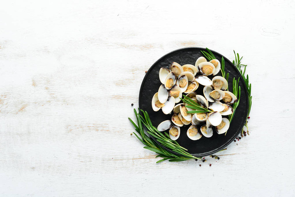 Boiled clams in a plate. Seafood on a white background. - Foto, imagen