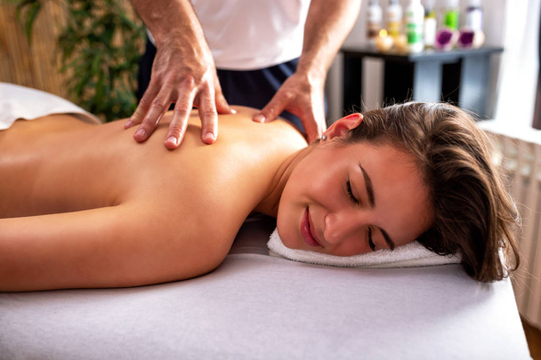 Cliente feliz en un estudio de masajes
 - Foto, Imagen