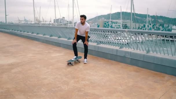 Skateboardista v moderní městské terase na skateboard. - Záběry, video