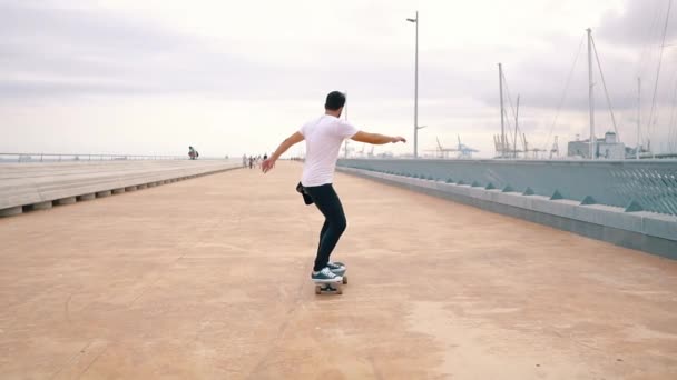 Skateboarder jeździ na deskorolce na nowoczesnym tarasie miejskim. - Materiał filmowy, wideo