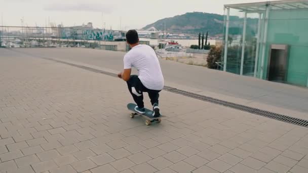 Skateboarder fährt Skateboard auf der modernen Stadtterrasse. - Filmmaterial, Video