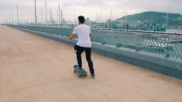 Skateboarder fait du skateboard sur la terrasse moderne de la ville
. - Séquence, vidéo