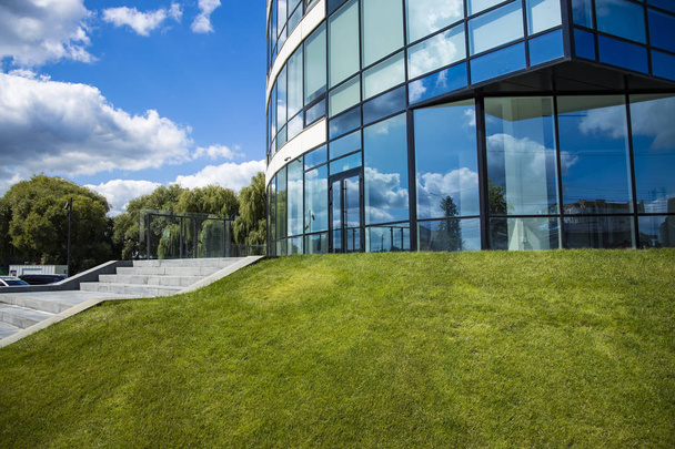 Budynek biurowy fasada gród miasto natura naturalny szkło trawa widok zewnątrz zielony łąka środowisko  - Zdjęcie, obraz