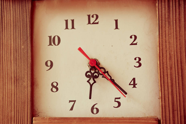 Закрытие старого циферблата часов
  - Фото, изображение
