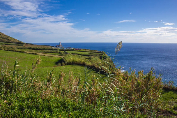 vista del faro de Farol da Ponta da Ferraria desde Miradouro da Ilha Sabrina, Isla de Sao Miguel, Azores, Portugal
 - Foto, Imagen