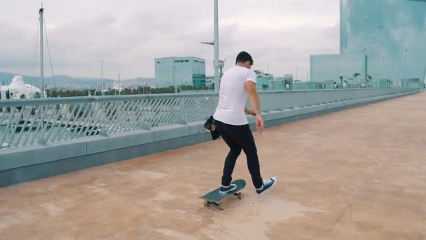 Skateboardista v moderní městské terase na skateboard. - Záběry, video