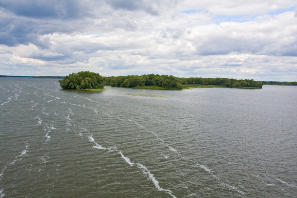 eiland op grote rivier - Foto, afbeelding