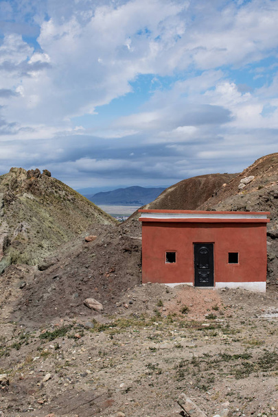 Turkki, Lähi-itä: pieni punainen talo henkeäsalpaava maisema tiellä Igdir Dogubayazit, Itä-Anatolian alueella Turkin lähellä Mount Ararat, Agri Dagi, ja Armenian ja Iranin rajoilla
 - Valokuva, kuva