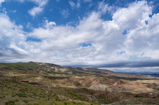 Turkki, Lähi-itä: henkeäsalpaava maisema nähtävissä tiellä Igdivarista Dogubayazitiin, Turkin Itä-Anatolian alueella lähellä Araratin vuorta, Agri Dagia sekä Armenian ja Iranin rajoja
  - Valokuva, kuva