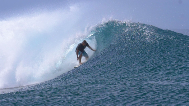Slow Motion, Close Up: Extrém fotós, aki víz alatti fotókat készít profi szörfösről, aki nagy hullámokon lovagol. Látványos felvétel, ahogy a sportoló szörfözik és filmeket készít róla, miközben az óceánban áll.. - Felvétel, videó