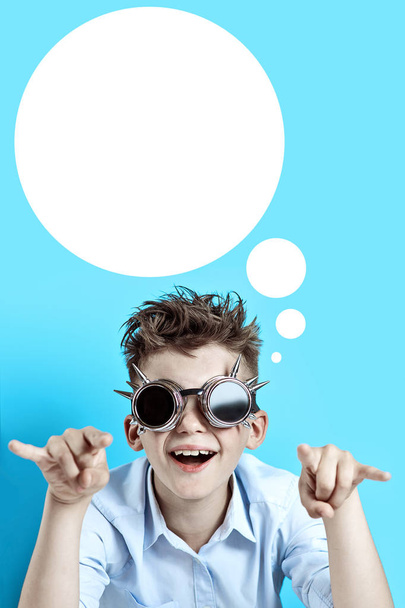 rocker fiú a kék inget és motoros szemüveg a világoskék háttér - Fotó, kép