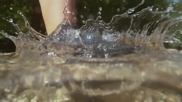 Half Underwater, Slow Motion, Close Up, Dof: Άγνωστο θηλυκό πεζοπόρος που ρίχνει νερό πατώντας στο κρύο ποτάμι του βουνού. Trekker φορώντας αδιάβροχο footwearing αναβάθμιση σε κρυστάλλινο ρεύμα. - Πλάνα, βίντεο