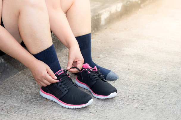 Νέος Ασιάτης/ισσα αθλητής γυναίκα δέσιμο παπούτσια τρέξιμο, θηλυκό δρομέας διαβάζει - Φωτογραφία, εικόνα