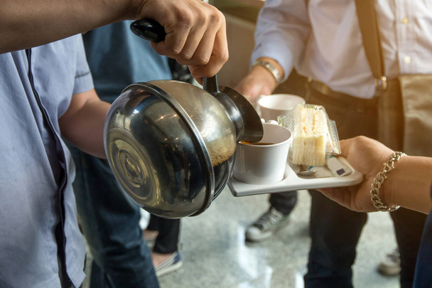 työntekijöille tarjotaan kahvitauko kokouksen ja välipalan välillä
 - Valokuva, kuva