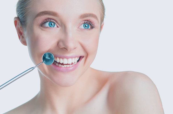 Женские зубы и зеркало для рта дантиста - Фото, изображение