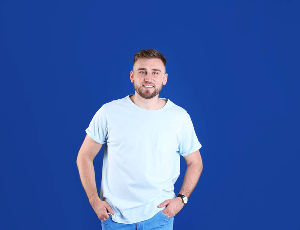Portrait of handsome happy man on color background - Foto, immagini