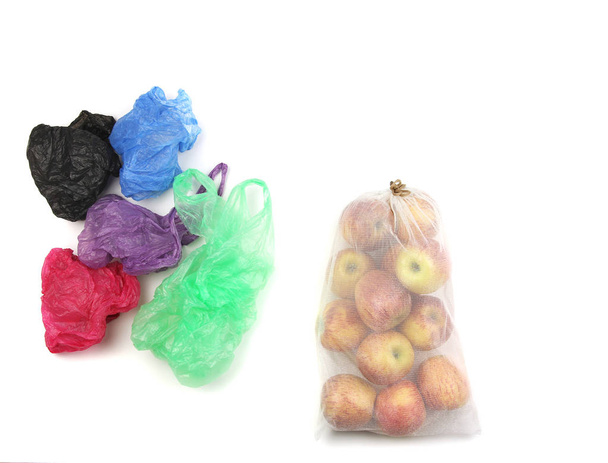 リンゴとセントのヒープの完全な再利用可能なリサイクルメッシュ食料品袋 - 写真・画像