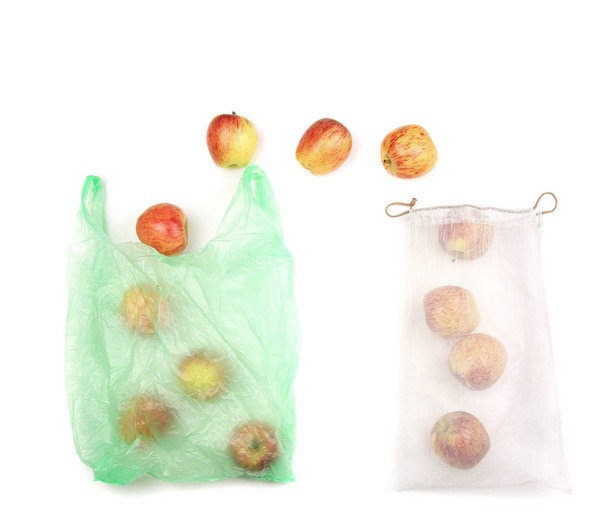 新鮮な有機リンゴの果物は、再利用可能な再利用可能な再にビニール袋から来る - 写真・画像