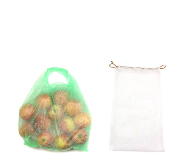 μήλα φρούτα σε πράσινη πλαστική σακούλα και επαναχρησιμοποιήσιμο ανακυκλωμένο πλέγμα ne - Φωτογραφία, εικόνα