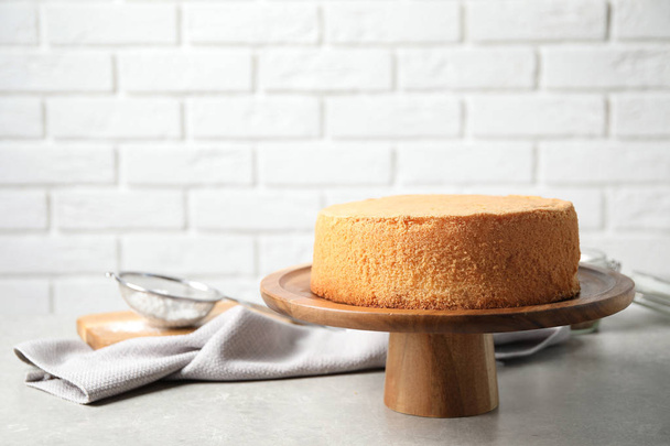 Смачний свіжий домашній торт на світло-сірому мармуровому столі
 - Фото, зображення