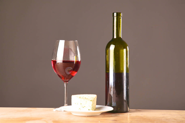 bottiglia di vino e bicchiere di vino su un tavolo di vetro
 - Foto, immagini