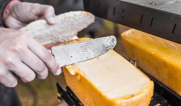 Valmistus voileipä kadulla elintarvikkeiden markkinoilla lohta ja raclette sulatettua juustoa
 - Valokuva, kuva