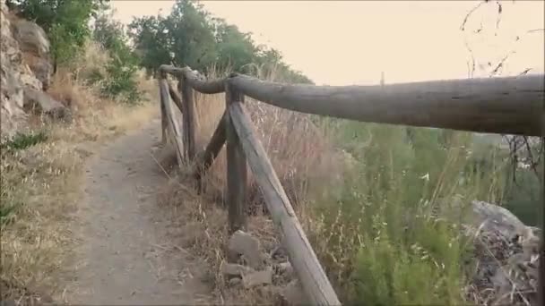 Houten reling langs landelijk pad boven Andalusisch dorp, Spanje - Video